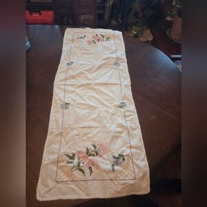 Elegant Floral Embroidered Table Runner. 16in x 41in.